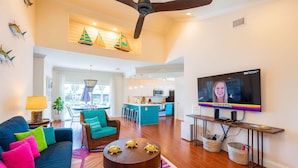 Uma sala de estar moderna com sofá, mesa de centro e televisão.