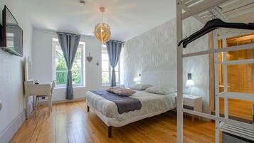 5 bedrooms, travel crib, free WiFi