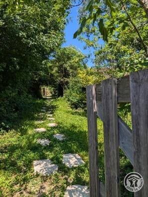 Property grounds - La Bégude D'amalthée (VERNAY)