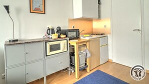 A compact kitchenette with a microwave, toaster, and small sink. - Studio Berthelot 20 - Oullins (OULLINS)