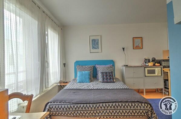 Travel crib, free WiFi