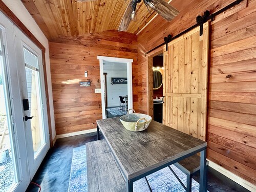 Atwood Lake family home. Pet friendly!