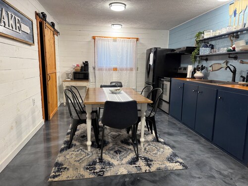 Atwood Lake family home. Pet friendly!