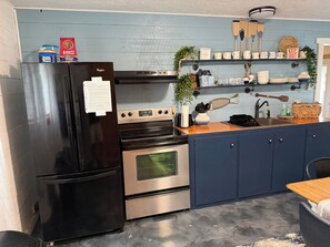 Wasserkocher mit Kaffee-/Teezubehör, Kühlschrank, Mikrowelle, Ofen