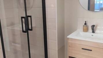 Een douche, handdoeken