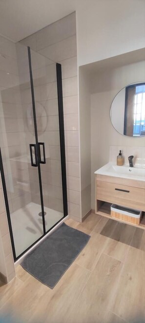 Een douche, handdoeken