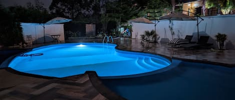 Una piscina al aire libre