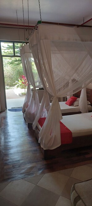 Caja de seguridad en la habitación, cortinas blackout y ropa de cama 