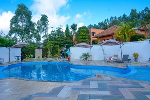 Una piscina al aire libre
