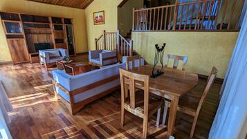 Bungalow Deluxe | Caja de seguridad en la habitación, cortinas blackout y ropa de cama