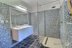 Bathtub, hair dryer, towels