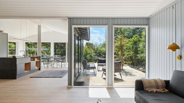 A modern interior with a kitchen, dining area, and a cozy seating space with a view of the garden. - Beautiful home in Hornbæk with WiFi (Hornbæk)