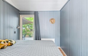4 quartos, ferros/tábuas de passar roupa, berço de viagem