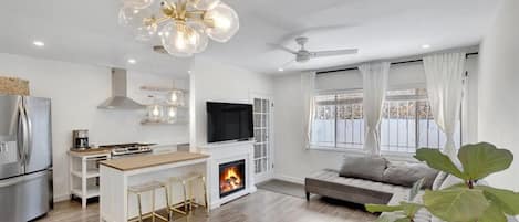 Smart TV, fireplace