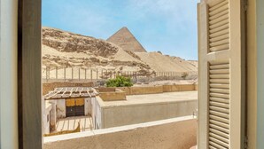 A view of the Great Pyramid of Giza through a window with closed blinds. - Villa Khufu Pyramids Hotel (Giza)