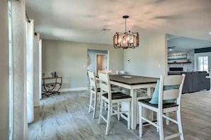 Dining - Cozy Safety Harbor Retreat w/ Heated Pool & Near Downtown (Safety Harbor)