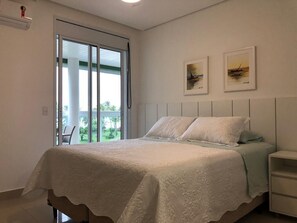 3 quartos, escrivaninha, ferros/tábuas de passar roupa, berço de viagem