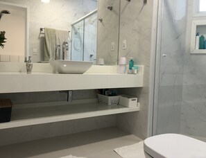 Haartrockner, Handtücher, Seife, Toilettenpapier