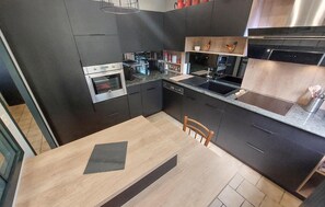 Réfrigérateur, four à micro-ondes, un four, surface de cuisson