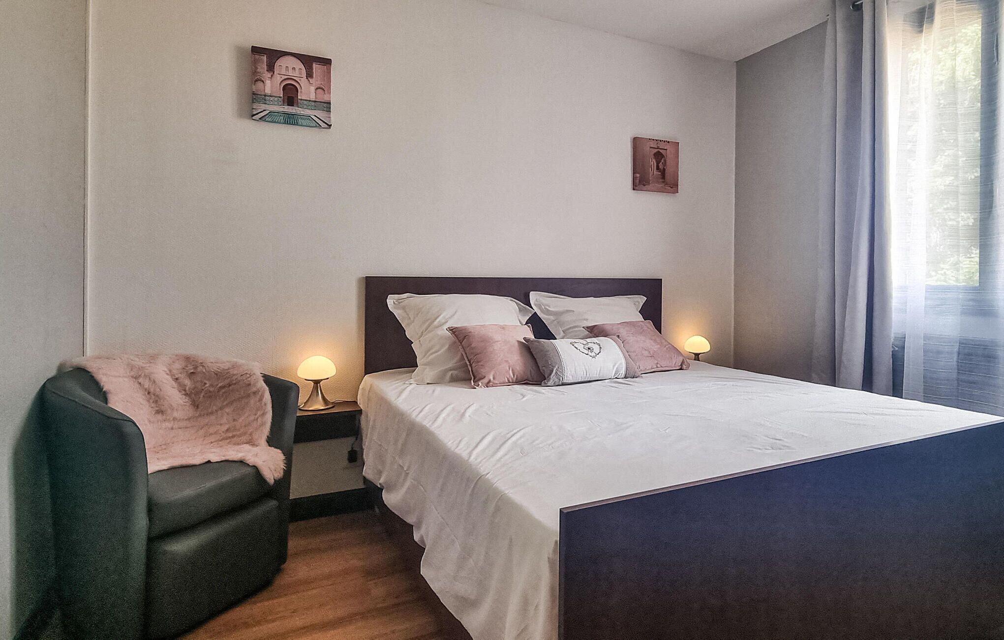 2 slaapkamers, een strijkplank/strijkijzer, reisbedje, gratis wifi