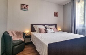 2 bedrooms, iron/ironing board, travel crib, free WiFi
