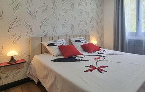 2 bedrooms, iron/ironing board, travel cot, free WiFi
