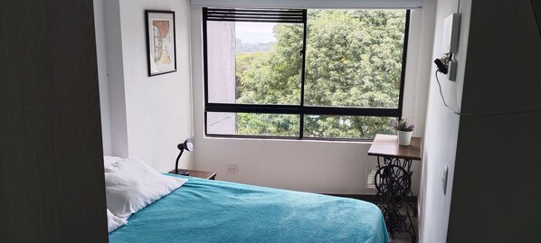 1 habitación, escritorio, tabla de planchar con plancha y wifi gratis