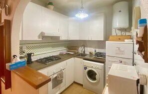 Fridge, oven, stovetop, coffee/tea maker