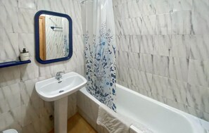Shower, hair dryer - Awesome home in Torrevieja with kitchen (Torrevieja)