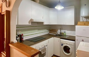 Køleskab, ovn, kogeplade, kaffe-/temaskine