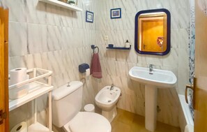 Shower, hair dryer - Awesome home in Torrevieja with kitchen (Torrevieja)