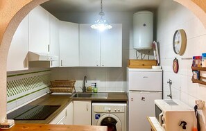 Een koelkast, een oven, een kookplaat, een koffiezetapparaat/waterkoker