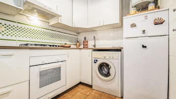 Frigorífico, horno, placa de cocina y cafetera o tetera