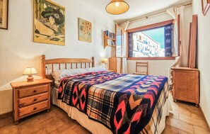 3 bedrooms, travel cot, free WiFi - Awesome home in Torrevieja with kitchen (Torrevieja)