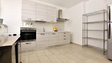 Een koelkast, een oven, een kookplaat, een vaatwasser