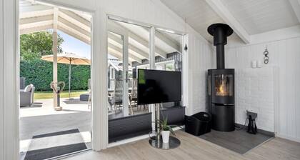 Amazing home in Tarm with kitchen