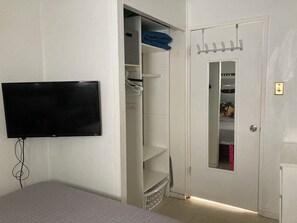 1 habitación, tabla de planchar con plancha, wifi y ropa de cama