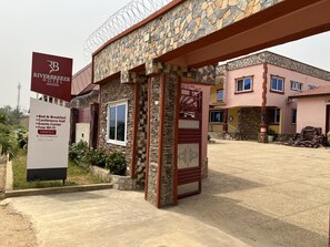 Front of property - RiverBreeze Hotel  (Koforidua)