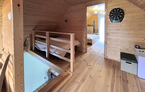 3 habitaciones y tabla de planchar con plancha