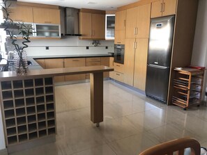 Refrigerador, microondas, horno y lavavajillas 