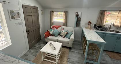 Cozy Caribbean Cottage only a stoneâs throw away from beach!