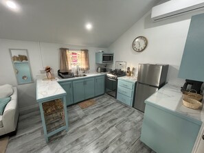 Réfrigérateur, four à micro-ondes, un four, surface de cuisson