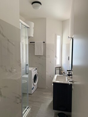 Shower, hair dryer, bidet, towels