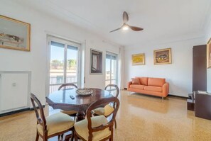 Dining - Elegant and bright apartment steps from Boccadasse on the sea in Genova. (Genova)