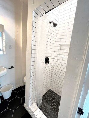 Secador de pelo, toallas y papel higiénico