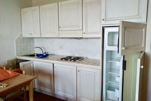 Fridge, stovetop, coffee/tea maker, toaster