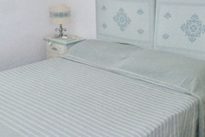 2 bedrooms, travel cot, bed sheets