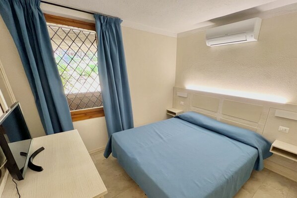 2 habitaciones, cuna de viaje y ropa de cama 