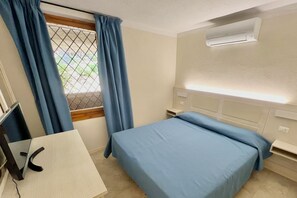 1 bedroom, travel crib, bed sheets