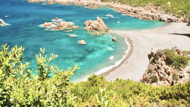 A coastal landscape with clear turquoise waters, rocky formations, and a sandy beach. - Superior two-room apartment with 4 beds (40 m2) with living-dining room and double sofa bed or two separate sofa beds or 2 built-in beds, double bedroom.The apartments have spaceoutside (balcony if on the first floor and terrace if on the ground floor) w (Olbia)